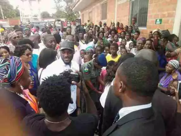 2face Idibia & Wife, Annie, In Makurdi To Support Flood Victims At IDPs Camp (Photos)